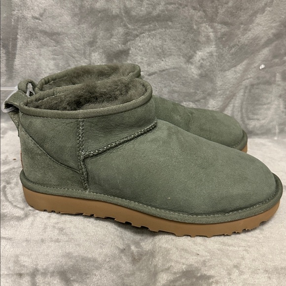 UGG CLASSIC ULTRA MINI BOOTS SIZE 7 - Picture 2 of 9